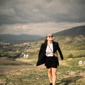 How Can Artists Choose the Right Crossbody Bag for Travel?